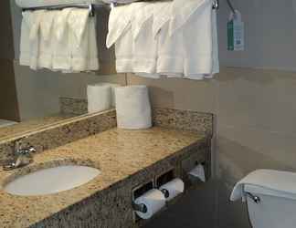 Toilet Kamar 2 Ramada by Wyndham Yonkers / Westchester