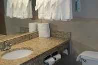 In-room Bathroom Ramada by Wyndham Yonkers / Westchester