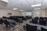 Functional Hall La Quinta Inn & Suites by Wyndham Clifton/Rutherford