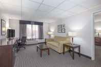 Common Space La Quinta Inn & Suites by Wyndham Clifton/Rutherford