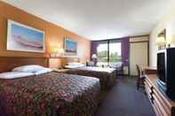 Bedroom Days Inn by Wyndham Raleigh Downtown South