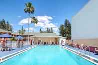 Swimming Pool Howard Johnson by Wyndham Ft. Myers FL