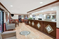 Lobby Howard Johnson by Wyndham Ft. Myers FL