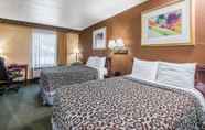 Bedroom 4 Days Inn by Wyndham Pittsburgh