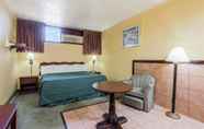 Bedroom 6 Days Inn by Wyndham Pittsburgh