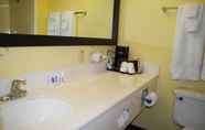 Toilet Kamar 7 Days Hotel & Conference Center by Wyndham Danville