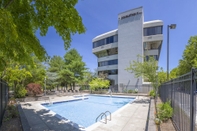 Swimming Pool DoubleTree by Hilton Boston - Rockland