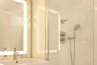 In-room Bathroom Best Western Bretagne Montparnasse