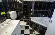 Toilet Kamar 7 Elkira Court Motel