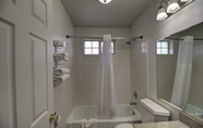 In-room Bathroom 5 Days Inn by Wyndham Lolo / Missoula Area