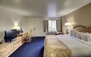 Bedroom 4 Days Inn by Wyndham Lolo / Missoula Area