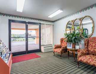 Lobby 2 Days Inn by Wyndham Dickson