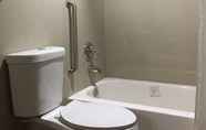 Toilet Kamar 7 Best Western Inn of Del Rio