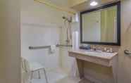 In-room Bathroom 6 La Quinta Inn & Suites by Wyndham Wytheville