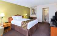 Bedroom 6 Ramada by Wyndham Pikesville/Baltimore North