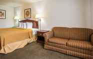 Bedroom 6 Quality Inn Peru near Starved Rock State Park