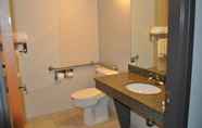 Toilet Kamar 6 Hell Canyon Grand Hotel, Ascend Hotel Collection