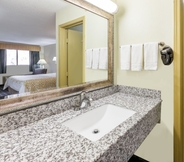 In-room Bathroom 4 Days Inn by Wyndham Kent - Akron