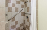 In-room Bathroom 3 Days Inn by Wyndham Kent - Akron