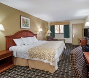 Bedroom 5 Days Inn by Wyndham Kent - Akron