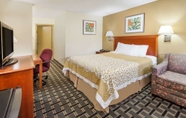 Bedroom 6 Days Inn by Wyndham Kent - Akron