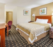 Bedroom 6 Days Inn by Wyndham Kent - Akron