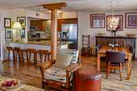 Bar, Kafe, dan Lounge Fort Marcy Hotel Suites by All Seasons Resort Lodging