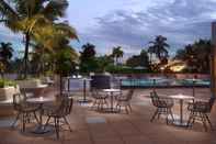 Kolam Renang Courtyard by Marriott Miami Coconut Grove