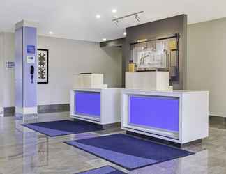 Lobi 2 Holiday Inn Express & Suites Mississauga-Toronto Southwest, an IHG Hotel