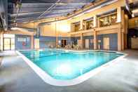 Kolam Renang Holiday Inn Express & Suites Mississauga-Toronto Southwest, an IHG Hotel