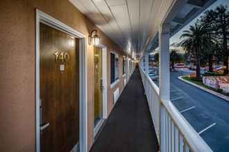 Lobi 4 SFO El Rancho Inn SureStay Collection by Best Western