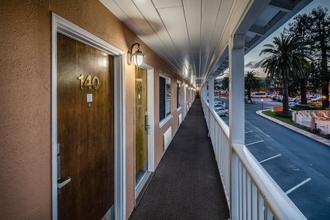 Lobi 4 SFO El Rancho Inn SureStay Collection by Best Western