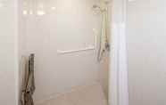 Toilet Kamar 6 SFO El Rancho Inn SureStay Collection by Best Western