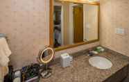 Toilet Kamar 5 SFO El Rancho Inn SureStay Collection by Best Western