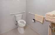 Toilet Kamar 7 SFO El Rancho Inn SureStay Collection by Best Western