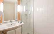 In-room Bathroom 3 ibis Metz Centre Gare