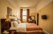 Kamar Tidur 7 The Queens Hotel