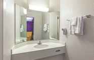 In-room Bathroom 7 Howard Johnson by Wyndham Sacramento Downtown