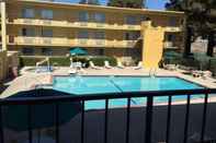 Swimming Pool Howard Johnson by Wyndham Sacramento Downtown