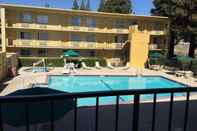 สระว่ายน้ำ Howard Johnson by Wyndham Sacramento Downtown