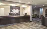 Lobi 4 Howard Johnson by Wyndham Sacramento Downtown