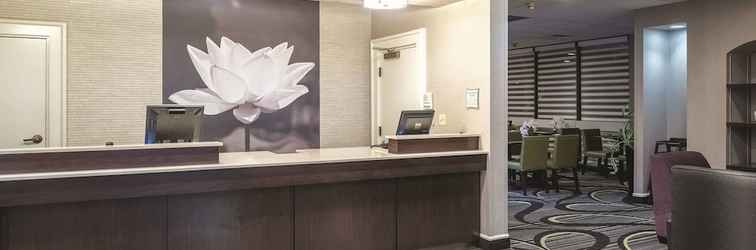 Sảnh chờ Howard Johnson by Wyndham Sacramento Downtown