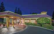 Luar Bangunan 2 Howard Johnson by Wyndham Sacramento Downtown