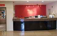 Lobi 4 Ramada by Wyndham Bakersfield North