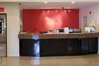 ล็อบบี้ Ramada by Wyndham Bakersfield North