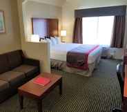 Bedroom 3 Ramada by Wyndham Bakersfield North