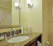 In-room Bathroom 5 Courtyard by Marriott Bradenton Sarasota Riverfront