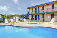 Swimming Pool Rodeway Inn New Braunfels