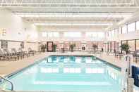 Swimming Pool Delta Hotels by Marriott Minneapolis Northeast