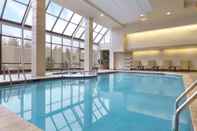 Swimming Pool Embassy Suites by Hilton Piscataway Somerset